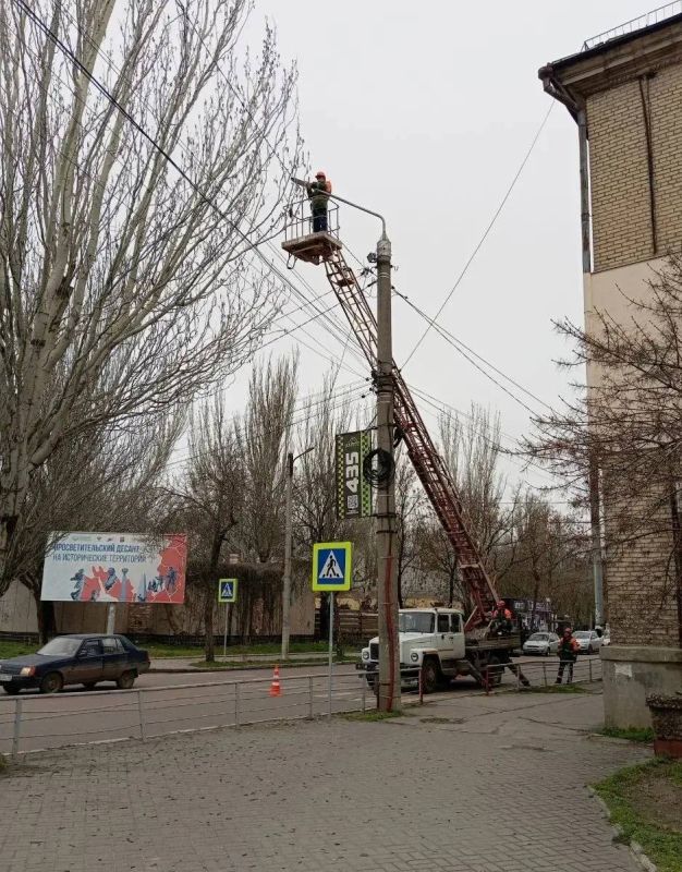 Коммунальные службы Бердянска продолжают комплексную работу по благоустройству города Коммунальные службы Бердянска продолжают комплексную работу по благоустройству города