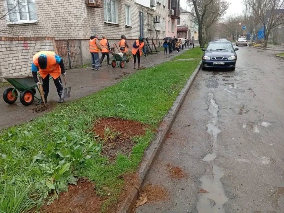Коммунальные службы Бердянска продолжают комплексную работу по благоустройству города Коммунальные службы Бердянска продолжают комплексную работу по благоустройству города