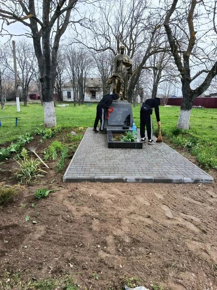 Субботник в СОШ Новопетровки Субботник в СОШ Новопетровки