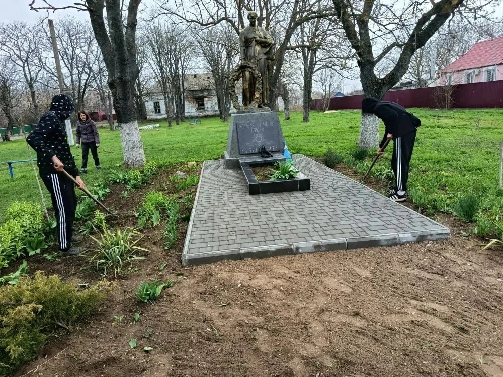 Субботник в СОШ Новопетровки Субботник в СОШ Новопетровки