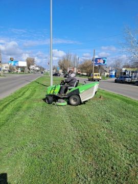 «Зеленхоз» приступил к покосу травы