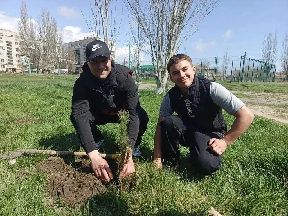 В Бердянске продолжается экологическая акция «Классное дерево»
