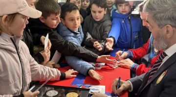 Олимпийские чемпионы посетили выставку спортивных наград в Бердянске