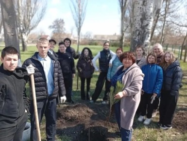 В Бердянском государственном лицее прошла акция «Классное дерево»