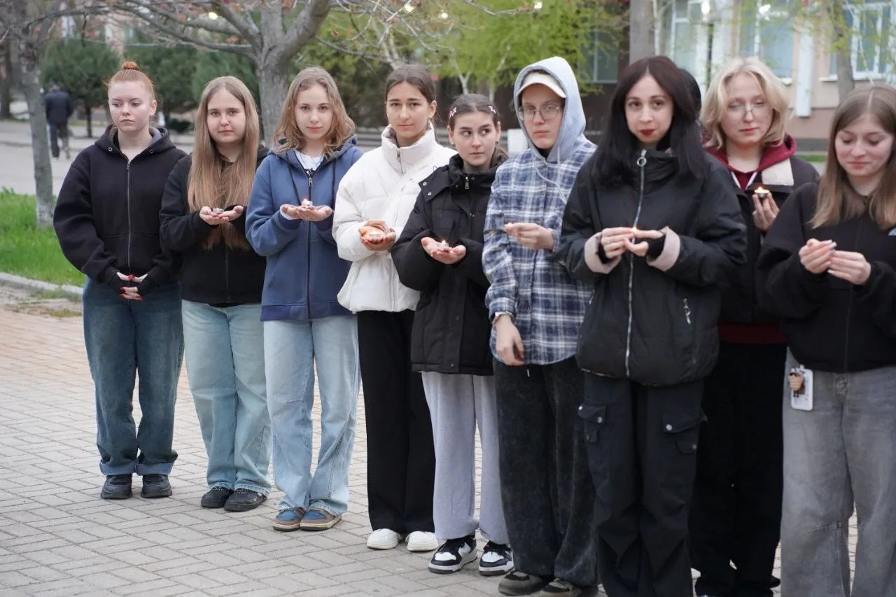 В Бердянске прошла акция «Свеча памяти» В Бердянске прошла акция «Свеча памяти»