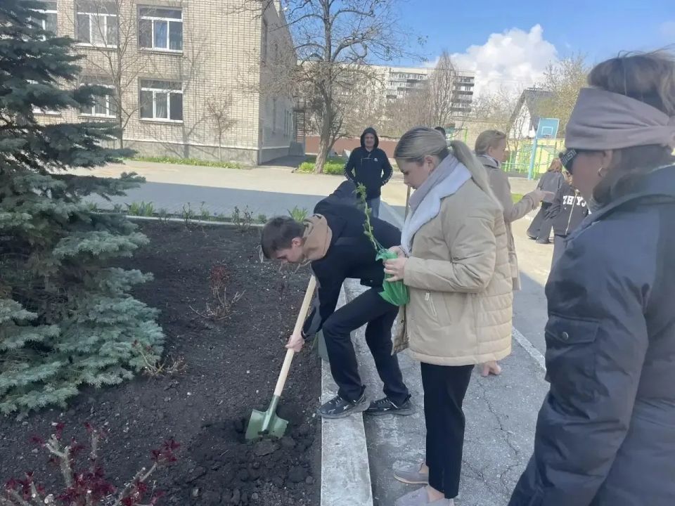 В Бердянске продолжается экологическая акция «Классное дерево» В Бердянске продолжается экологическая акция «Классное дерево»
