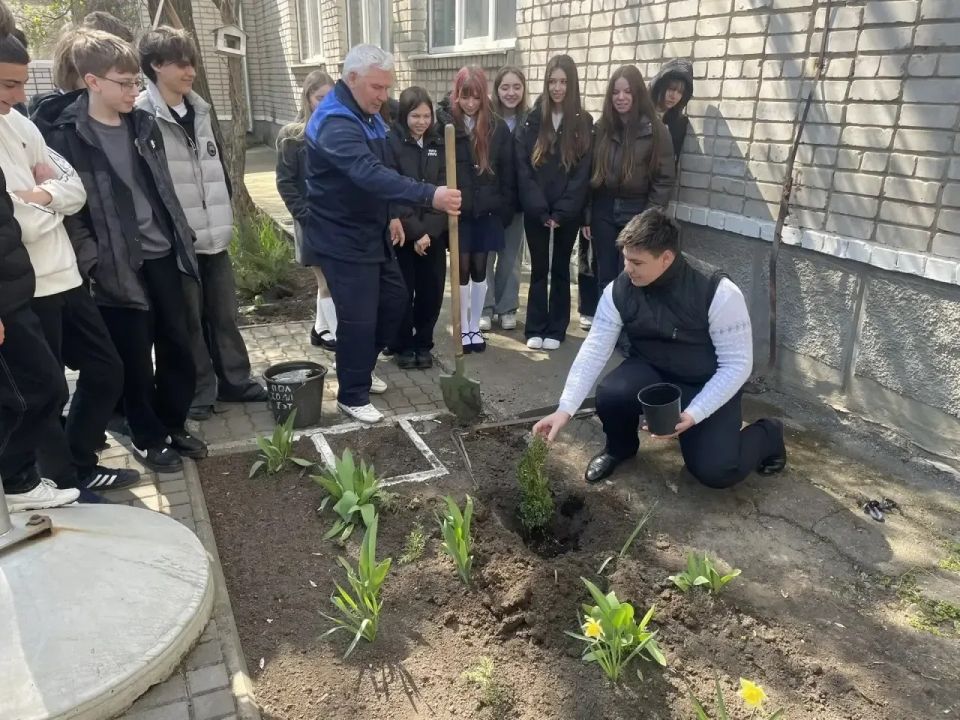 В Бердянске продолжается экологическая акция «Классное дерево» В Бердянске продолжается экологическая акция «Классное дерево»