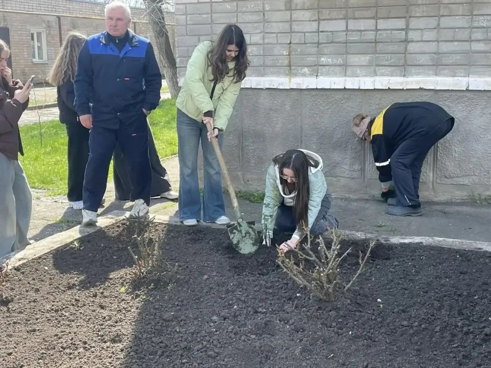 В Бердянске продолжается экологическая акция «Классное дерево» В Бердянске продолжается экологическая акция «Классное дерево»