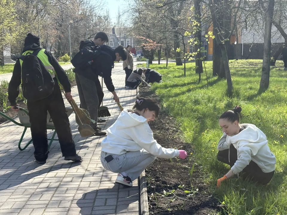 В Бердянске состоялся Единый день субботника В Бердянске состоялся Единый день субботника