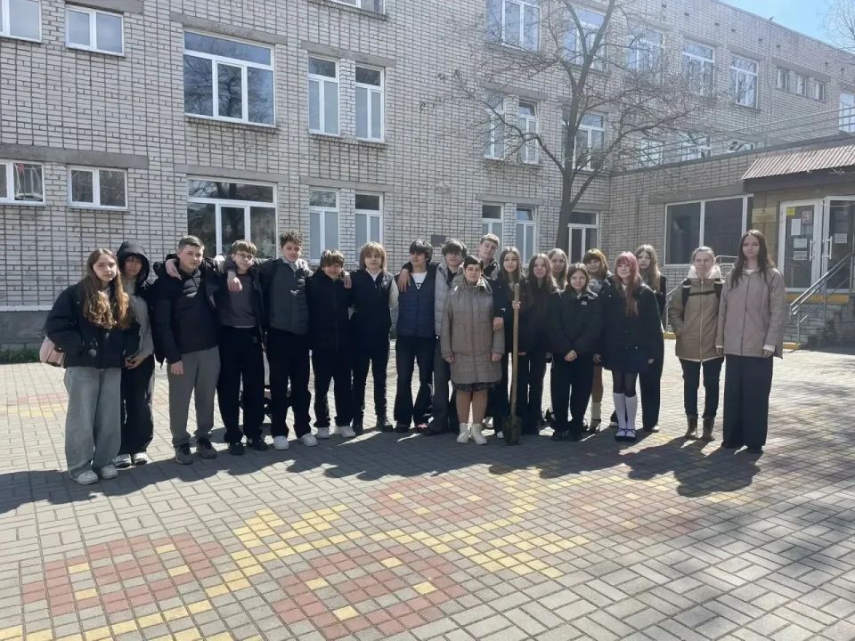 В Бердянске продолжается экологическая акция «Классное дерево» В Бердянске продолжается экологическая акция «Классное дерево»