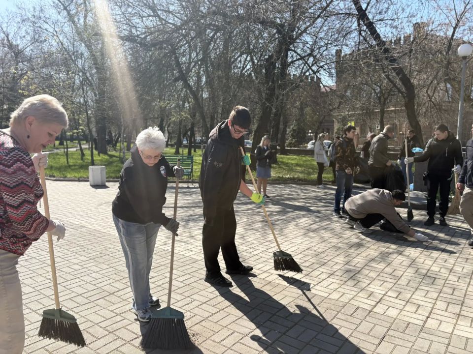 В Бердянске состоялся Единый день субботника В Бердянске состоялся Единый день субботника
