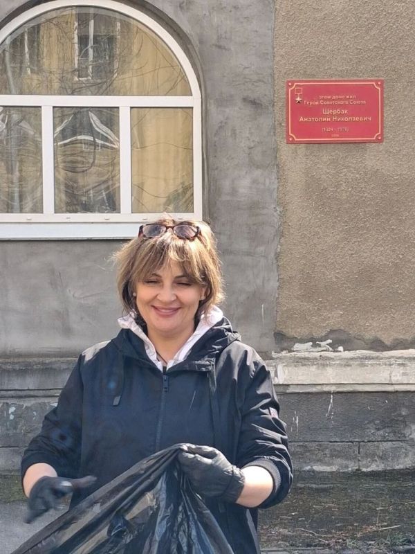 В Бердянске продолжаются субботники, которые проводят депутаты партии «Единая Россия» В Бердянске продолжаются субботники, которые проводят депутаты партии «Единая Россия»