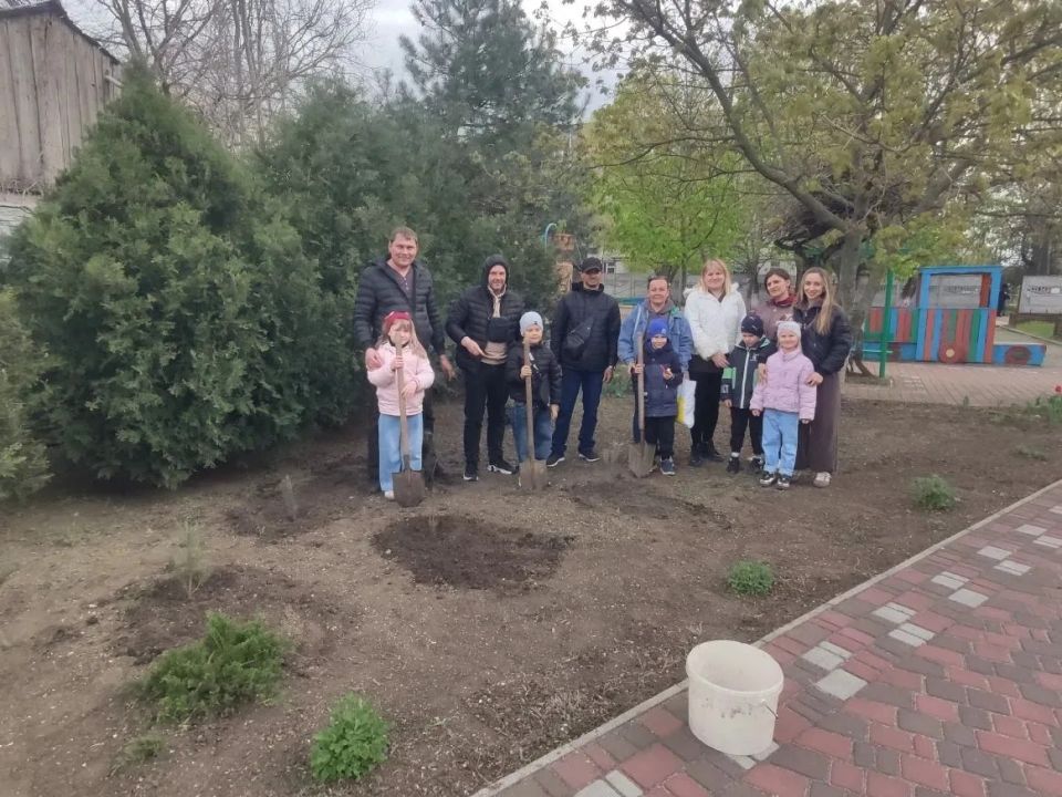 В Бердянске продолжается экологическая акция: воспитанники детского сада «Ласточка» высадили деревья В Бердянске продолжается экологическая акция: воспитанники детского сада «Ласточка» высадили деревья