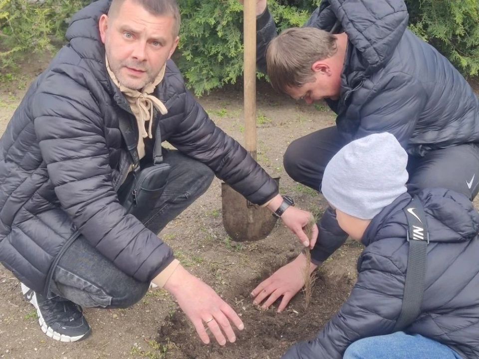 В Бердянске продолжается экологическая акция: воспитанники детского сада «Ласточка» высадили деревья В Бердянске продолжается экологическая акция: воспитанники детского сада «Ласточка» высадили деревья