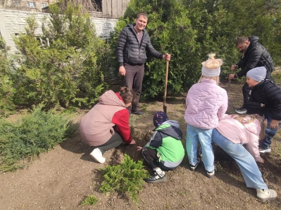 В Бердянске продолжается экологическая акция: воспитанники детского сада «Ласточка» высадили деревья В Бердянске продолжается экологическая акция: воспитанники детского сада «Ласточка» высадили деревья
