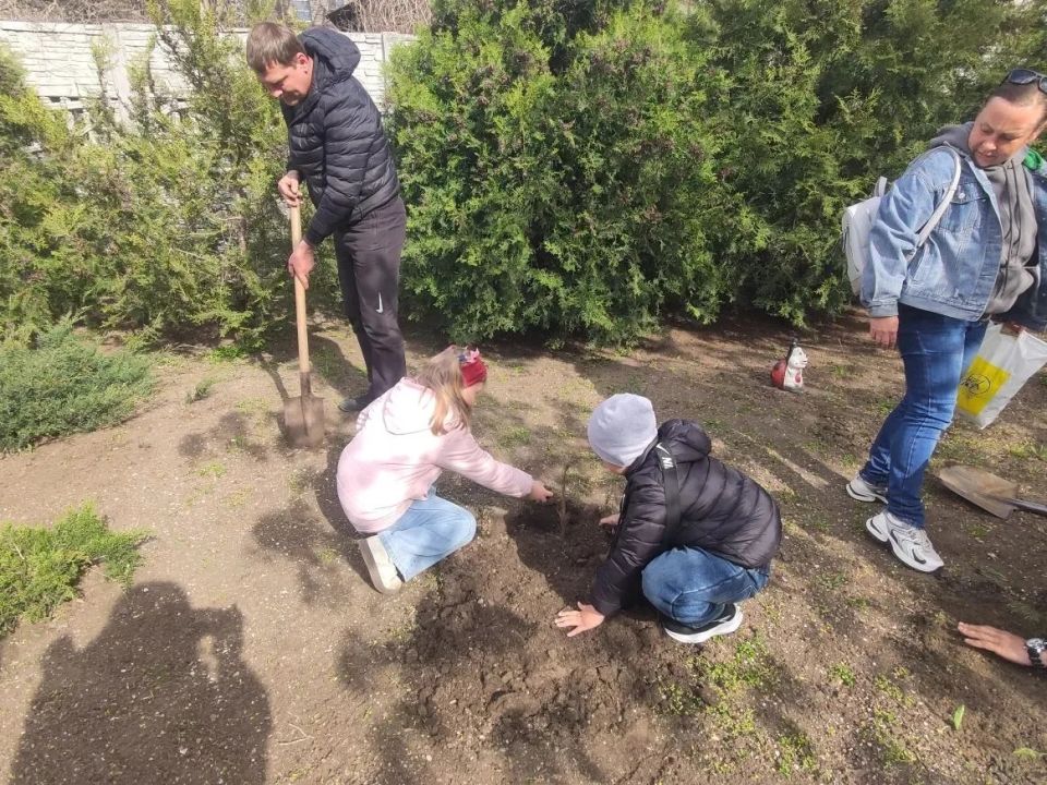 В Бердянске продолжается экологическая акция: воспитанники детского сада «Ласточка» высадили деревья В Бердянске продолжается экологическая акция: воспитанники детского сада «Ласточка» высадили деревья