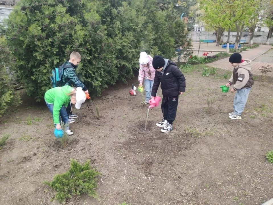 В Бердянске продолжается экологическая акция: воспитанники детского сада «Ласточка» высадили деревья В Бердянске продолжается экологическая акция: воспитанники детского сада «Ласточка» высадили деревья