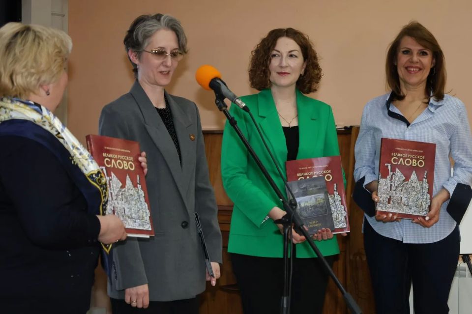 В Бердянске состоялась выставка «Великое русское слово»: 64 картины переданы в дар музеям региона В Бердянске состоялась выставка «Великое русское слово»: 64 картины переданы в дар музеям региона