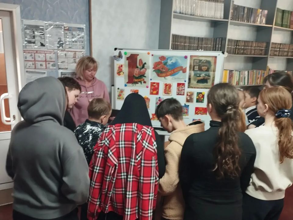 Познавательный час «Наш весёлый Первомай» Познавательный час «Наш весёлый Первомай»