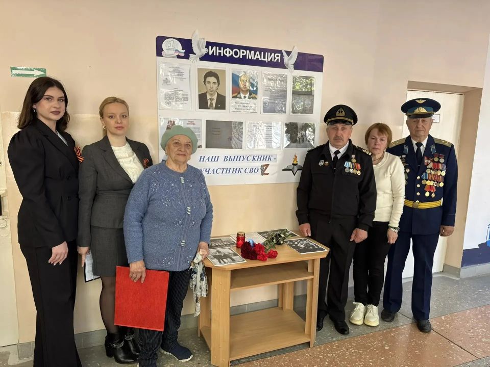 В Бердянске открыли доску памяти выпускника школы, погибшего в ходе СВО В Бердянске открыли доску памяти выпускника школы, погибшего в ходе СВО