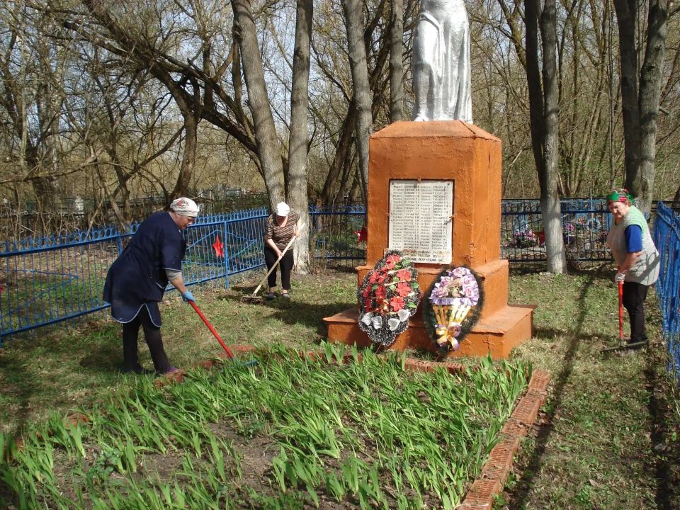 В районах Курской области в преддверии празднования Победы в Великой Отечественной войне социальные работники комплексных центров организовали акции по уборке придомовых территорий, где проживают их подопечные – ветераны и... В районах Курской области в преддверии празднования Победы в Великой Отечественной войне социальные работники комплексных центров организовали акции по уборке придомовых территорий, где проживают их подопечные – ветераны и...