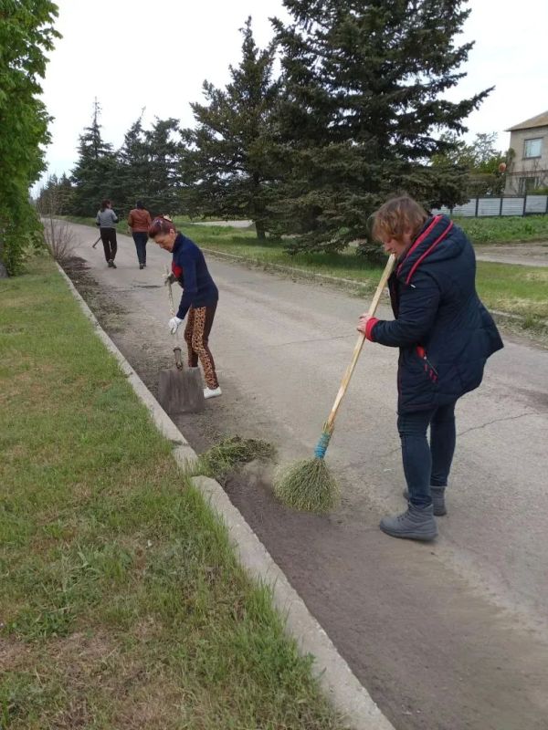 Субботник в селе Софиевка. Сотрудники Дома культуры села Софиевка совместно с коллегами из фельдшерского пункта и отделения «Почта Таврии» провели субботник по благоустройству территории населённого пункта Субботник в селе Софиевка. Сотрудники Дома культуры села Софиевка совместно с коллегами из фельдшерского пункта и отделения «Почта Таврии» провели субботник по благоустройству территории населённого пункта