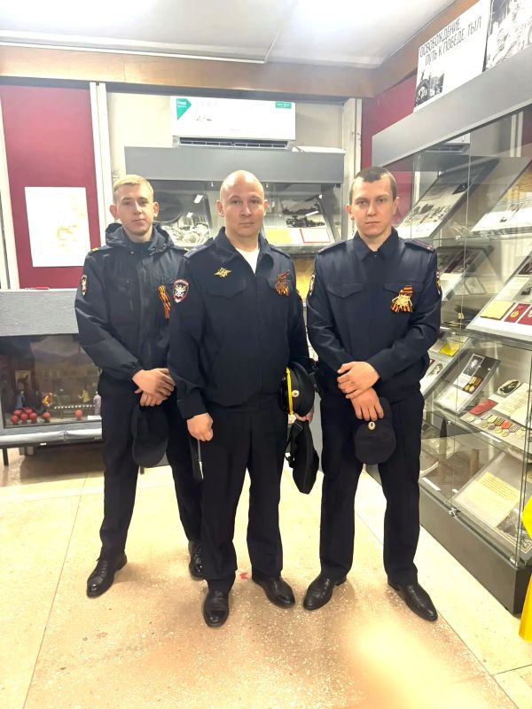 Транспортные полицейские Бердянского ЛОП посетили музей «Подвиг» в преддверии Дня Победы Транспортные полицейские Бердянского ЛОП посетили музей «Подвиг» в преддверии Дня Победы
