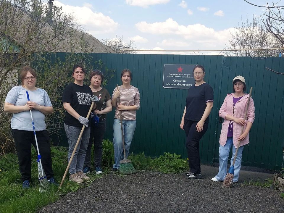 В районах Курской области в преддверии празднования Победы в Великой Отечественной войне социальные работники комплексных центров организовали акции по уборке придомовых территорий, где проживают их подопечные – ветераны и... В районах Курской области в преддверии празднования Победы в Великой Отечественной войне социальные работники комплексных центров организовали акции по уборке придомовых территорий, где проживают их подопечные – ветераны и...