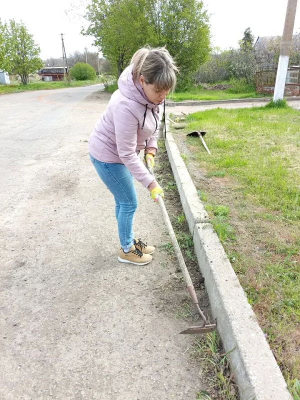 Субботник в селе Софиевка. Сотрудники Дома культуры села Софиевка совместно с коллегами из фельдшерского пункта и отделения «Почта Таврии» провели субботник по благоустройству территории населённого пункта Субботник в селе Софиевка. Сотрудники Дома культуры села Софиевка совместно с коллегами из фельдшерского пункта и отделения «Почта Таврии» провели субботник по благоустройству территории населённого пункта