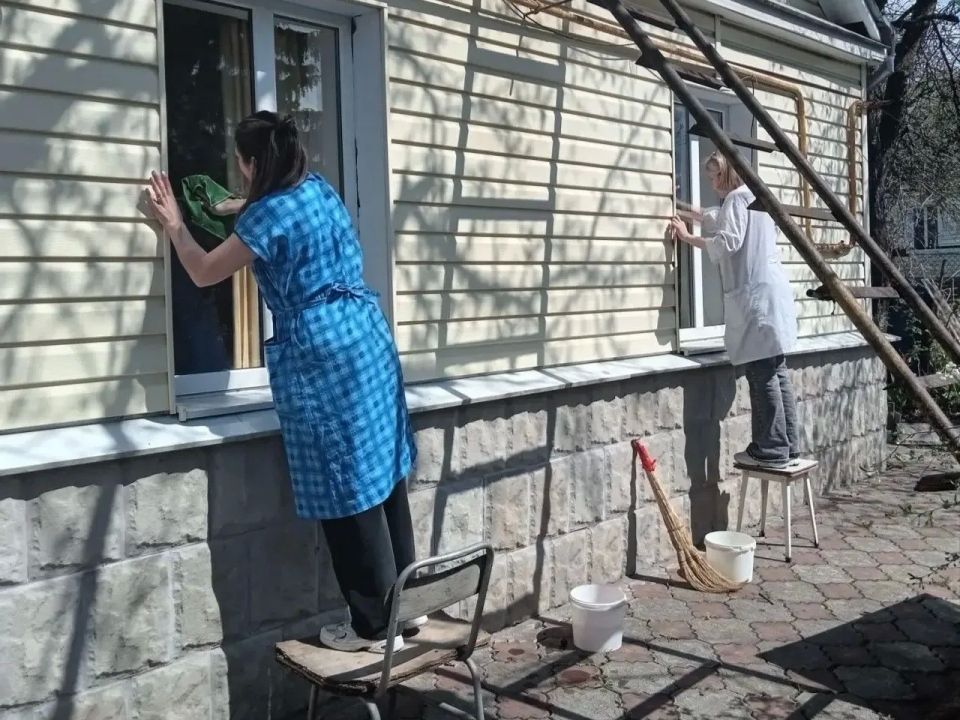 В районах Курской области в преддверии празднования Победы в Великой Отечественной войне социальные работники комплексных центров организовали акции по уборке придомовых территорий, где проживают их подопечные – ветераны и... В районах Курской области в преддверии празднования Победы в Великой Отечественной войне социальные работники комплексных центров организовали акции по уборке придомовых территорий, где проживают их подопечные – ветераны и...