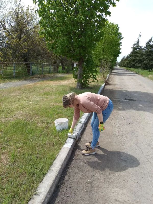 Субботник в селе Софиевка. Сотрудники Дома культуры села Софиевка совместно с коллегами из фельдшерского пункта и отделения «Почта Таврии» провели субботник по благоустройству территории населённого пункта Субботник в селе Софиевка. Сотрудники Дома культуры села Софиевка совместно с коллегами из фельдшерского пункта и отделения «Почта Таврии» провели субботник по благоустройству территории населённого пункта