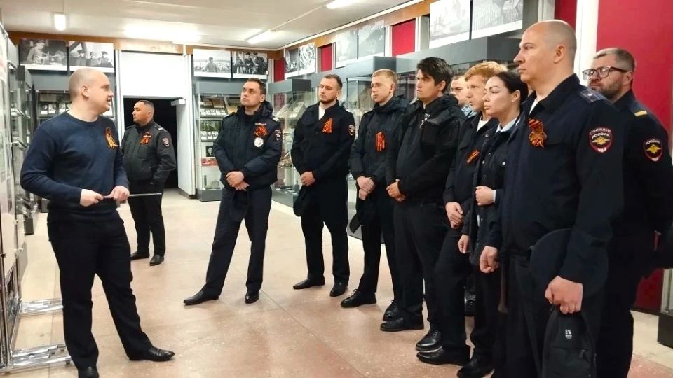 Транспортные полицейские Бердянского ЛОП посетили музей «Подвиг» в преддверии Дня Победы Транспортные полицейские Бердянского ЛОП посетили музей «Подвиг» в преддверии Дня Победы