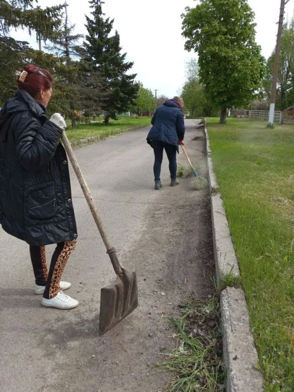 Субботник в селе Софиевка. Сотрудники Дома культуры села Софиевка совместно с коллегами из фельдшерского пункта и отделения «Почта Таврии» провели субботник по благоустройству территории населённого пункта Субботник в селе Софиевка. Сотрудники Дома культуры села Софиевка совместно с коллегами из фельдшерского пункта и отделения «Почта Таврии» провели субботник по благоустройству территории населённого пункта