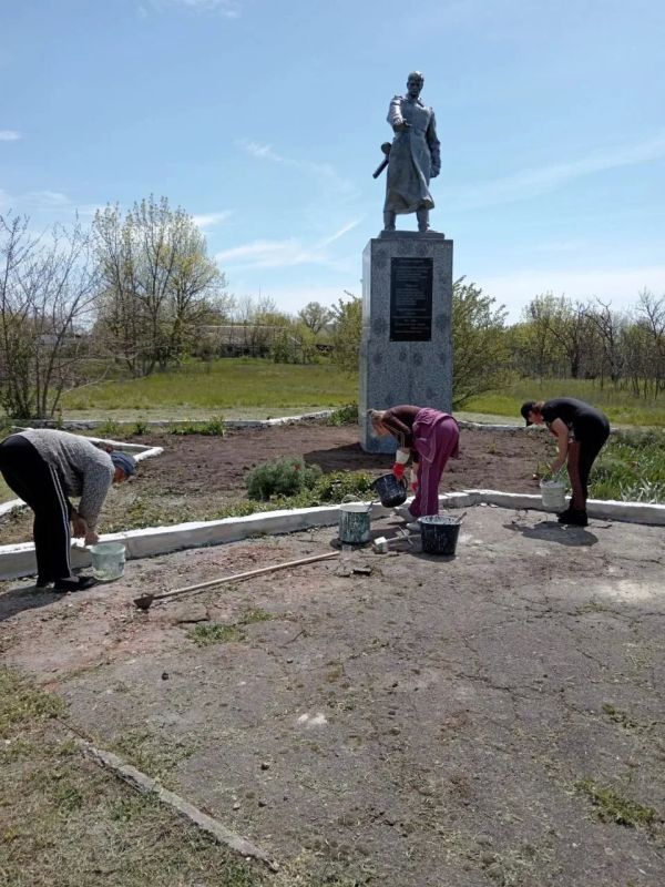 В Новотроицком навели порядок ко Дню Победы В Новотроицком навели порядок ко Дню Победы
