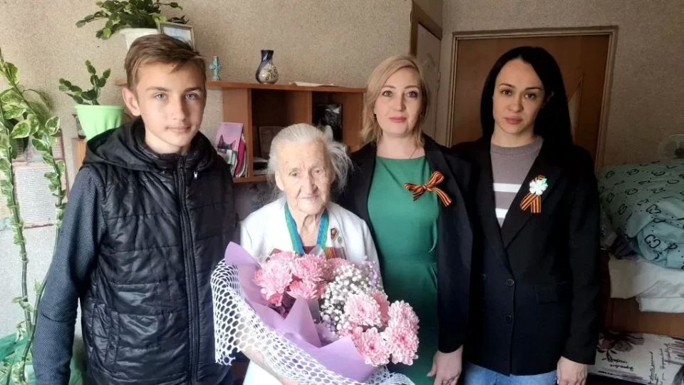 Сотрудники бердянского Кадрового центра поздравили ветерана Великой Отечественной войны Сотрудники бердянского Кадрового центра поздравили ветерана Великой Отечественной войны