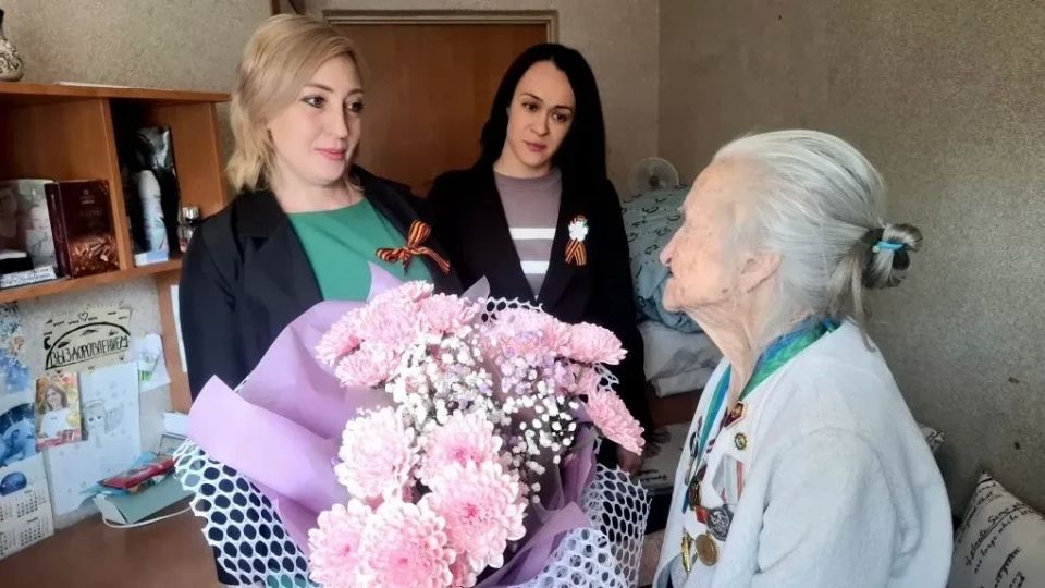Сотрудники бердянского Кадрового центра поздравили ветерана Великой Отечественной войны Сотрудники бердянского Кадрового центра поздравили ветерана Великой Отечественной войны