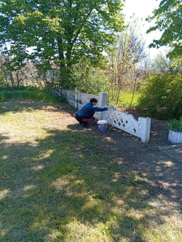Память требует заботы: коллектив ДК Андровки навёл порядок у памятника воинам ВОВ Память требует заботы: коллектив ДК Андровки навёл порядок у памятника воинам ВОВ