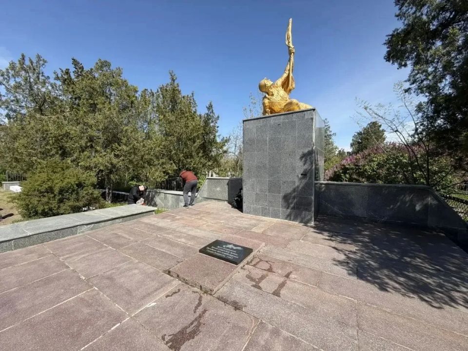 Перед Днем Победы в Бердянске провели акцию чистый памятник Перед Днем Победы в Бердянске провели акцию чистый памятник