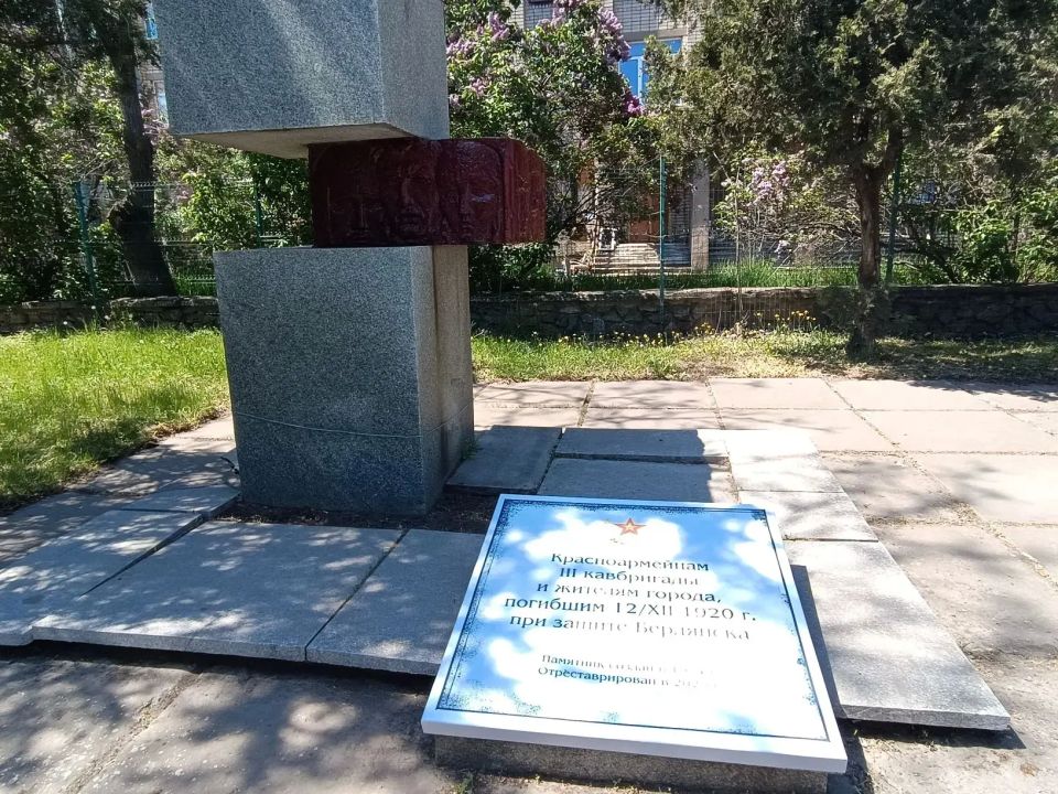 Перед Днем Победы в Бердянске провели акцию чистый памятник Перед Днем Победы в Бердянске провели акцию чистый памятник