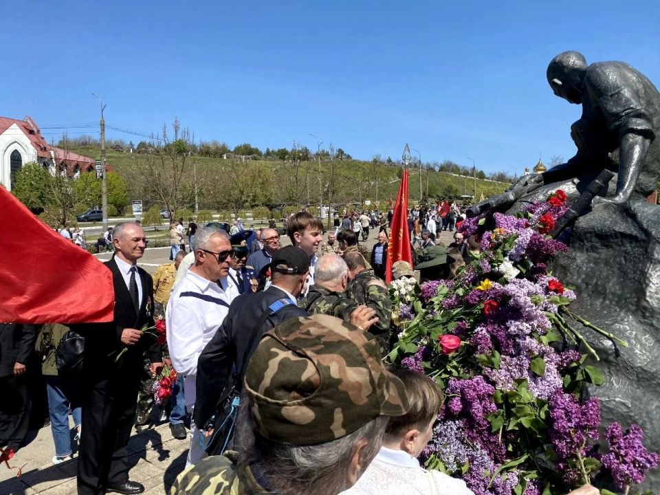 Афганцы и воспитанники Ресурсного центра патриотического воспитания Бердянска возложили цветы к памятным местам города Афганцы и воспитанники Ресурсного центра патриотического воспитания Бердянска возложили цветы к памятным местам города