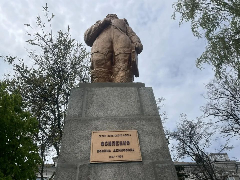 Перед Днем Победы в Бердянске провели акцию чистый памятник Перед Днем Победы в Бердянске провели акцию чистый памятник
