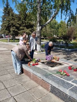 Память, которую храним. В селе Осипенко юные читатели библиотеки совместно с сотрудниками библиотеки и музея возложили цветы к Вечному огню и Памятнику Солдату-освободителю