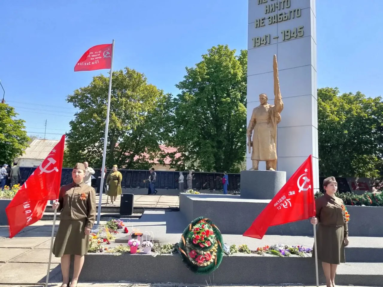 День Победы в Андреевке. В посёлке Андреевка на мемориале состоялось торжественное мероприятие «Навечно в памяти народной», посвящённое Дню Победы День Победы в Андреевке. В посёлке Андреевка на мемориале состоялось торжественное мероприятие «Навечно в памяти народной», посвящённое Дню Победы