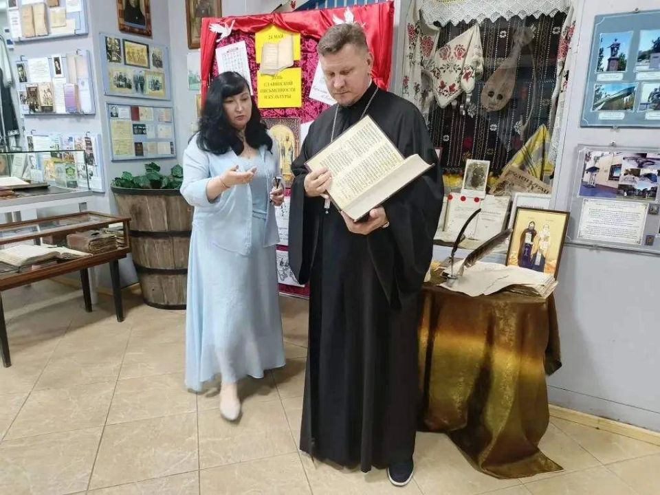 Не хотели уходить из музея: школьникам Бердянска показали отличия глаголицы и кириллицы Не хотели уходить из музея: школьникам Бердянска показали отличия глаголицы и кириллицы