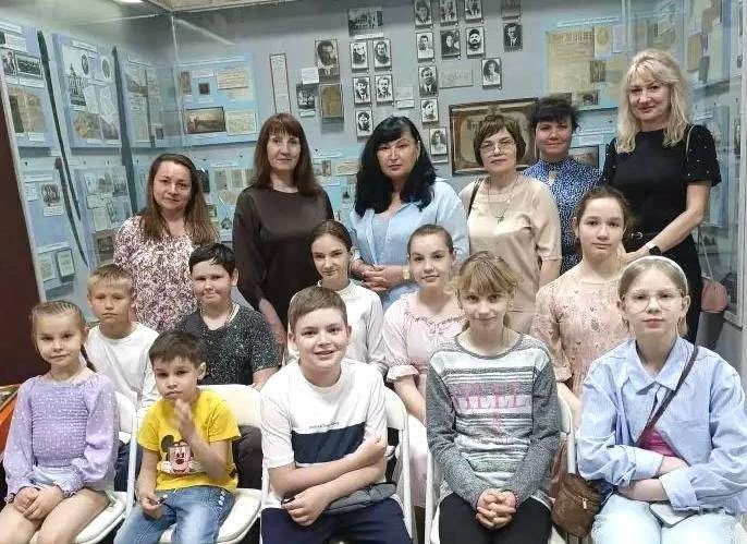 Не хотели уходить из музея: школьникам Бердянска показали отличия глаголицы и кириллицы Не хотели уходить из музея: школьникам Бердянска показали отличия глаголицы и кириллицы