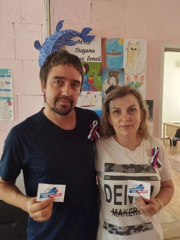В преддверии Дня России сотрудники ГКУ «Бердянское управление социальной защиты» Министерства труда и социальной политики Запорожской области организовали патриотическую акцию по раздаче ленточек-триколоров и... В преддверии Дня России сотрудники ГКУ «Бердянское управление социальной защиты» Министерства труда и социальной политики Запорожской области организовали патриотическую акцию по раздаче ленточек-триколоров и...