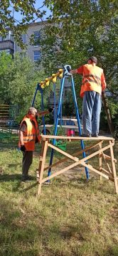 В Бердянске продолжаются работы по обновлению детских площадок, зон отдыха и спортивных объектов