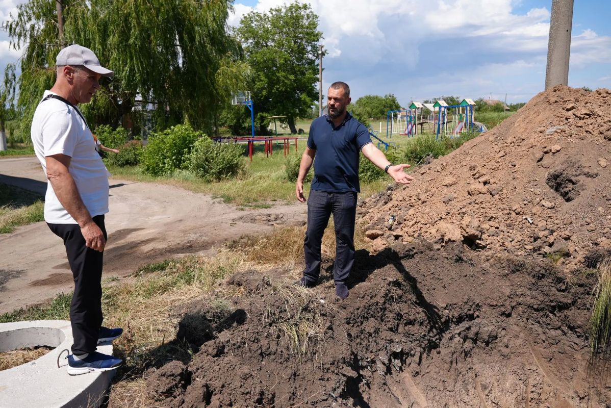 Алексей Кичигин проверил ход ремонтных работ в Доме культуры села Новопетровка Алексей Кичигин проверил ход ремонтных работ в Доме культуры села Новопетровка