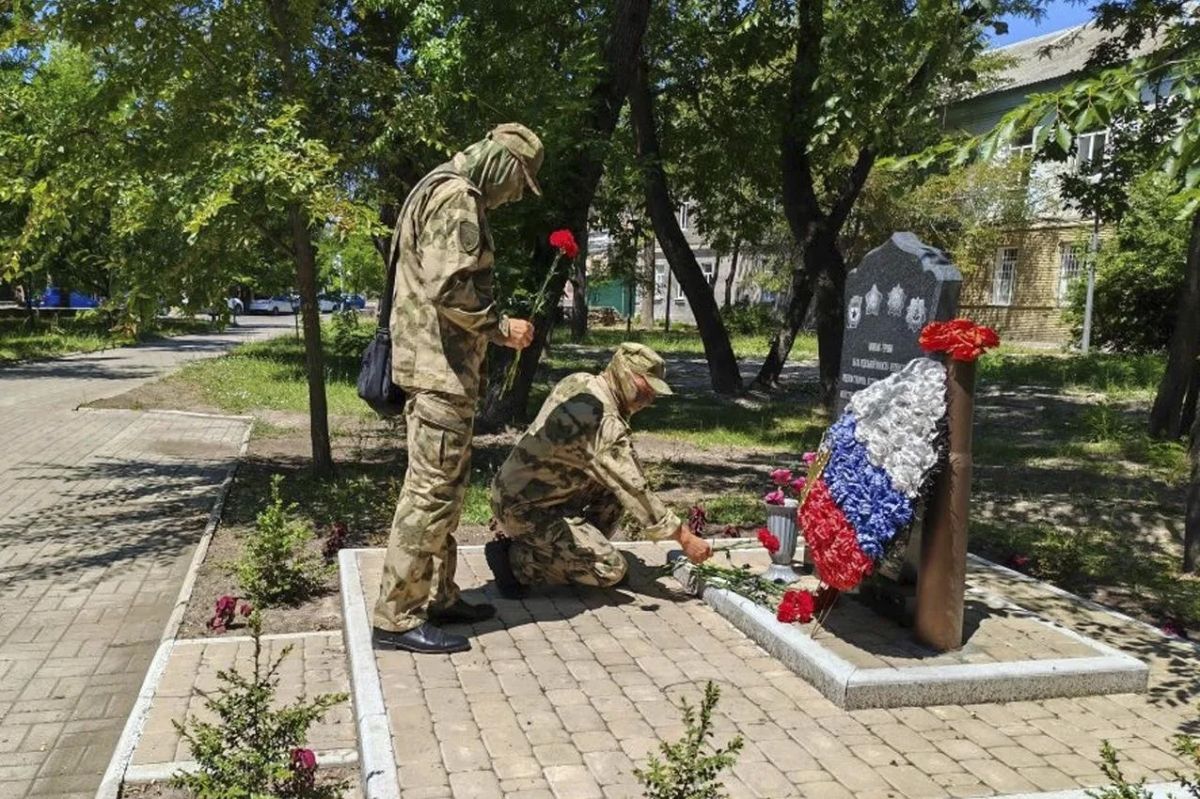 Сотрудники Росгвардии почтили память павших воинов-героев в Запорожской области Сотрудники Росгвардии почтили память павших воинов-героев в Запорожской области