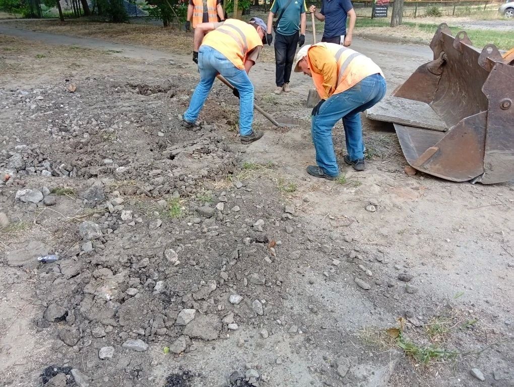 В Бердянске продолжаются работы по обновлению детских площадок, зон отдыха и спортивных объектов В Бердянске продолжаются работы по обновлению детских площадок, зон отдыха и спортивных объектов